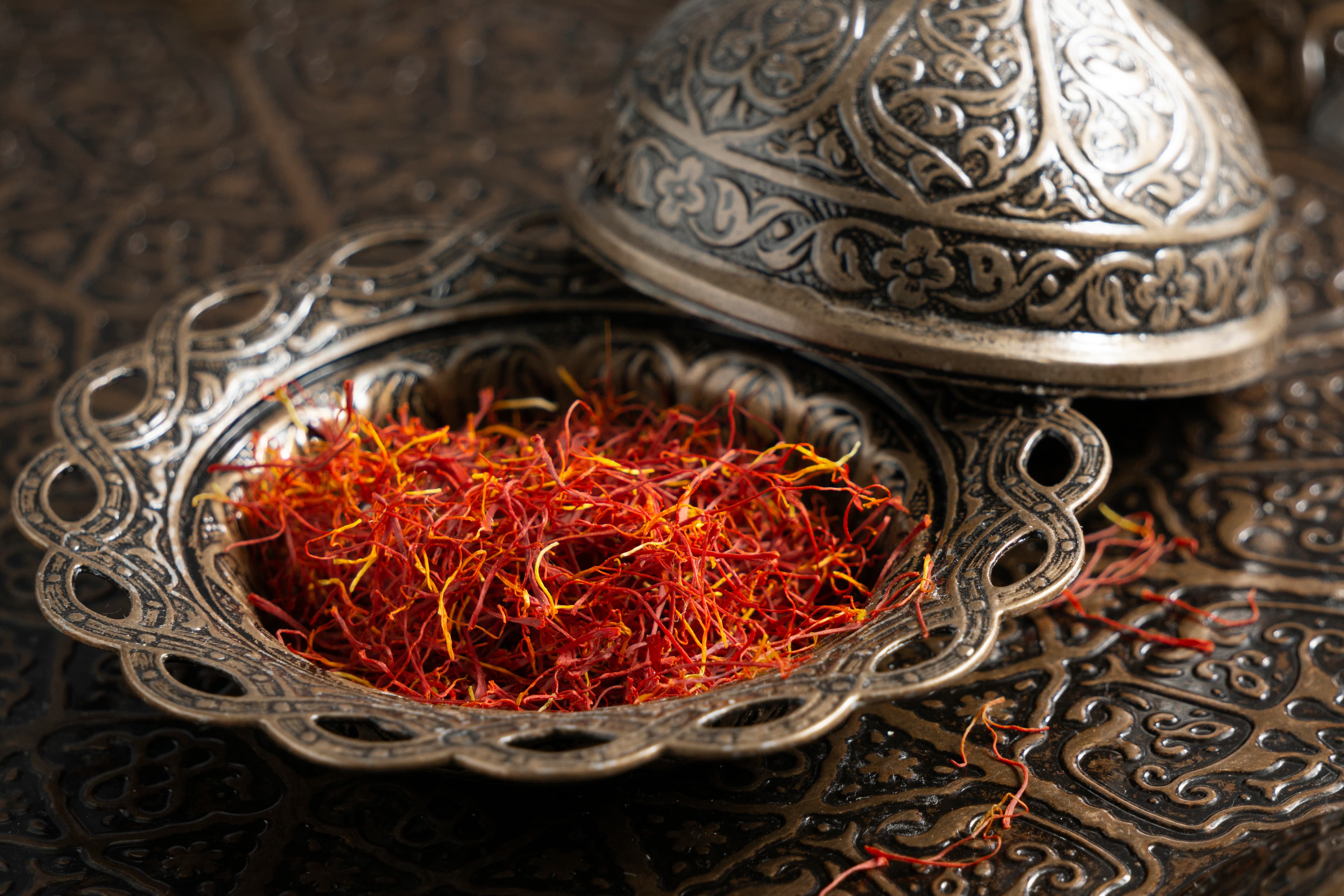 Safran rouge de Taliouine dans des bols en bois artisanaux